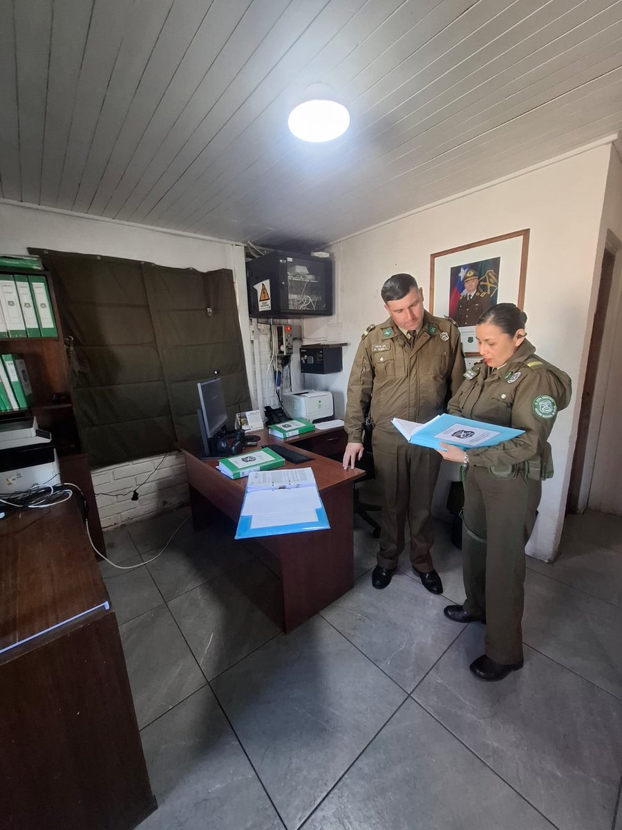 CarabDDHHyFam's tweet image. Reforzando la importancia de conocer y tener disponible la normativa de DDHH y contar con adecuados sistemas de supervisión de espacios de privación de libertad, la Sec. Reg. @CarabDDHHyFam #Araucania realiza visita técnica  4ta. Comisaría #Victoria y retenes #SelvaOscura y #Púa.