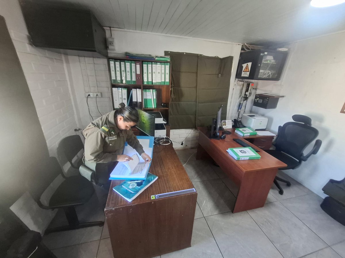 CarabDDHHyFam's tweet image. Reforzando la importancia de conocer y tener disponible la normativa de DDHH y contar con adecuados sistemas de supervisión de espacios de privación de libertad, la Sec. Reg. @CarabDDHHyFam #Araucania realiza visita técnica  4ta. Comisaría #Victoria y retenes #SelvaOscura y #Púa.