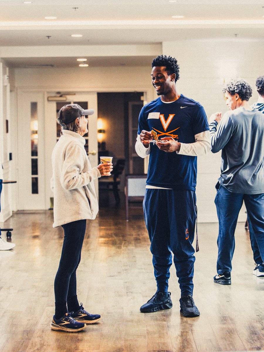 UVAFootball's tweet image. Hoos in the community 🙌

#GoHoos 🔶⚔️🔷