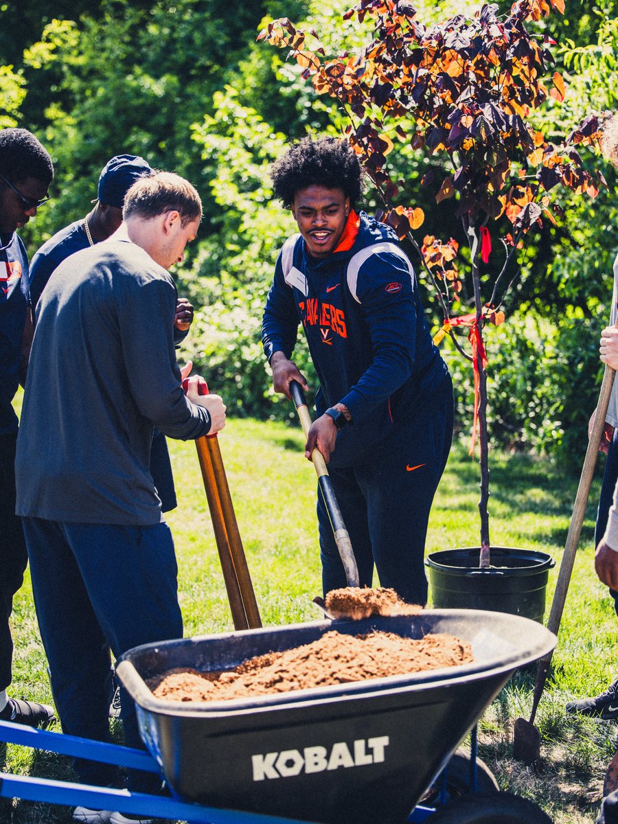 UVAFootball's tweet image. Hoos in the community 🙌

#GoHoos 🔶⚔️🔷
