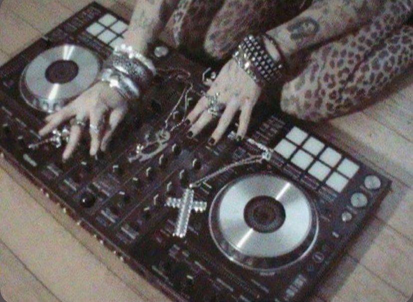 ☥ 𝔡𝔢𝔠𝔞𝔩𝔦𝔲𝔰 ☥ tweet media