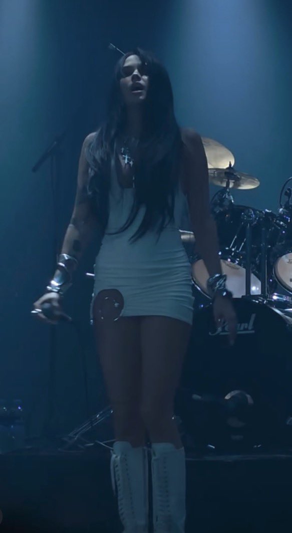 ML2TOUR's tweet photo. maggie’s outfit tonight in amsterdam 🤍 #ifeeleverythingtour https://t.co/zsClnM49Kr