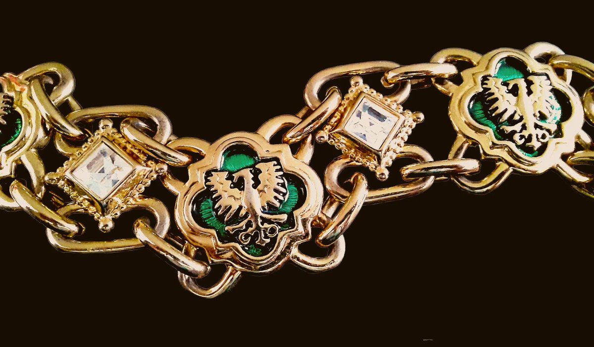 renaissancefai's tweet image. Michaela von Habsburg Gold Tone Bracelet, Heraldic Eagle Green Enamel Chunky Link Statement
etsy.com/listing/449310…?
#bracelet #vintage #designer #signed #MichaelavonHabsburg #Habsburg #herladic  #goldtone #eagleCrest #clearRhinestones #heavy #chainlinks #green #enamel #gothic