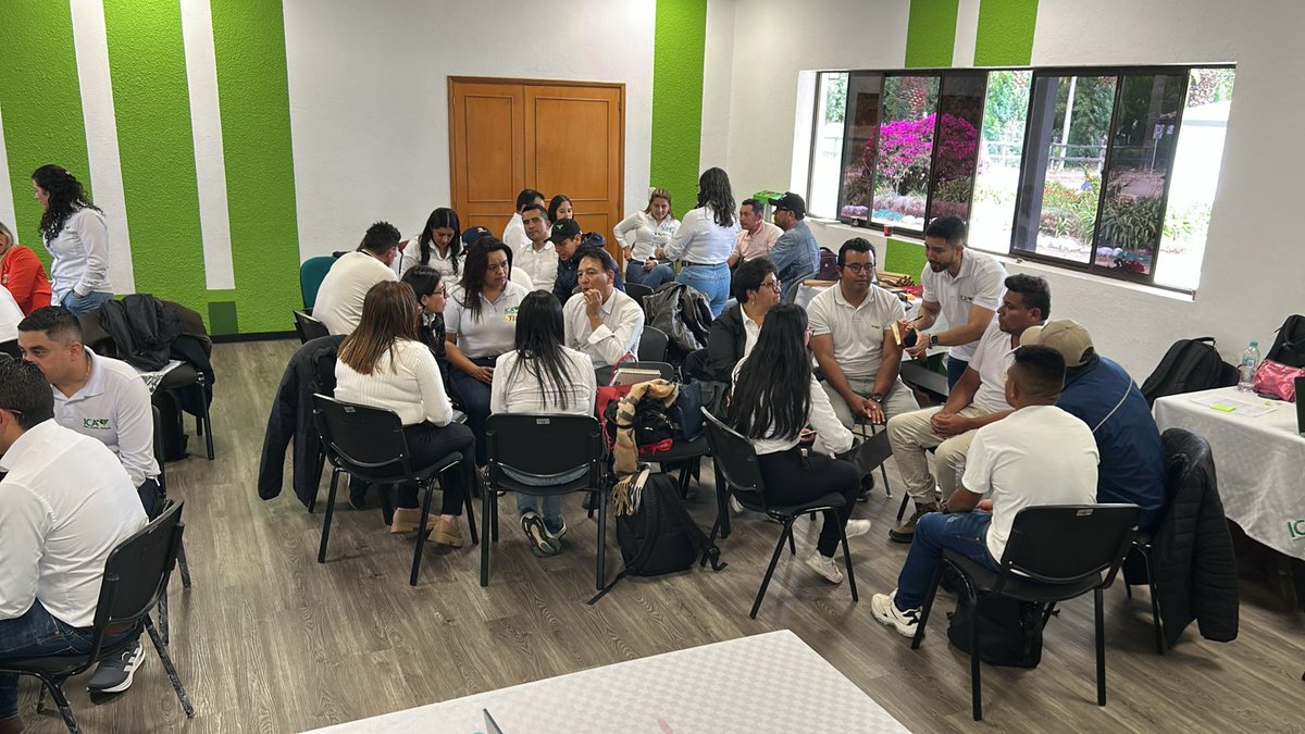 ICACOLOMBIA's tweet photo. En Boyacá reunimos cerca de 50 profesionales y técnicos de sanidad vegetal con un propósito común: alinear estrategias con la dirección técnica y avanzar de forma coordinada frente a los desafíos del campo.

En un espacio dinámico y participativo, fortalecimos capacidades y actualizamos conocimientos, enfocados en la prevención y el manejo integrado de plagas. 🌱

Cuando trabajamos en equipo y con un mismo rumbo, cuidamos la sanidad vegetal y acompañamos a quienes sostienen la producción del país.

#ConDignidadCumplimos