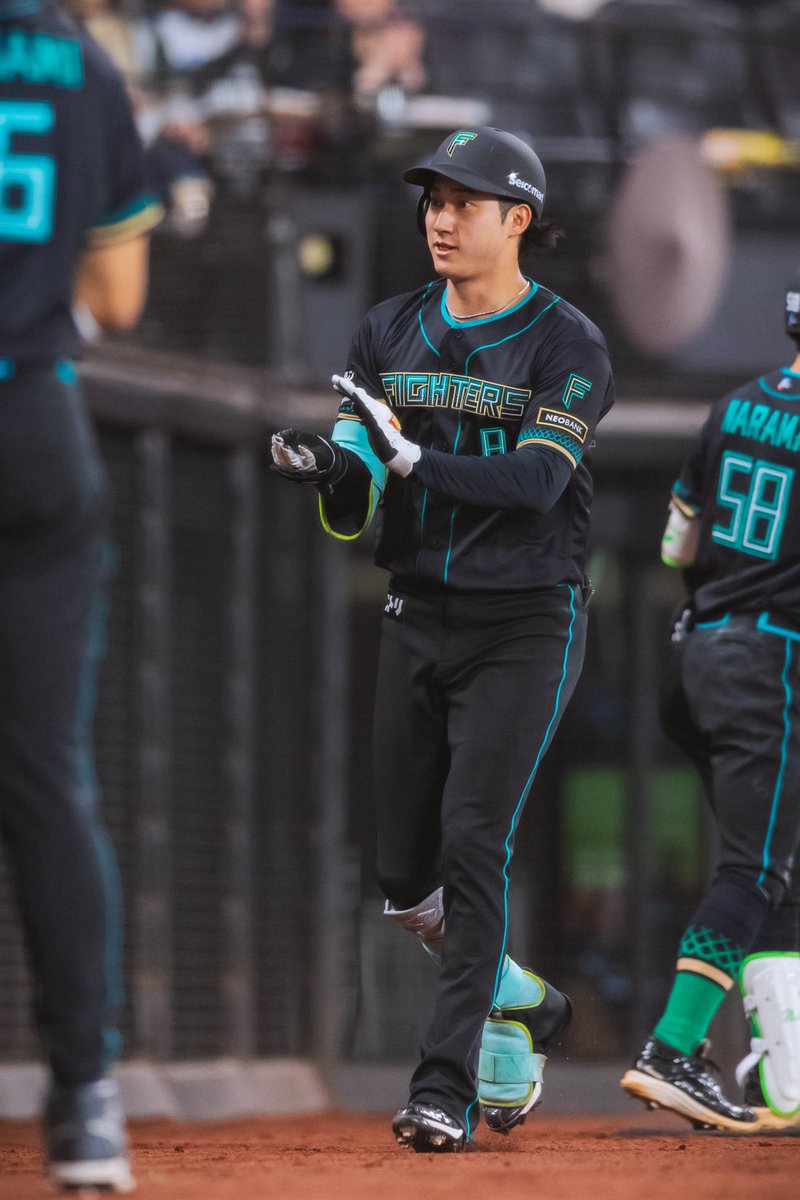 nom_jan5's tweet photo. 横尾コーチにおにぎり握ってあげてた(たぶん潰れてるけど)

#淺間大基 #lovefighters https://t.co/rIcEVyGBFc