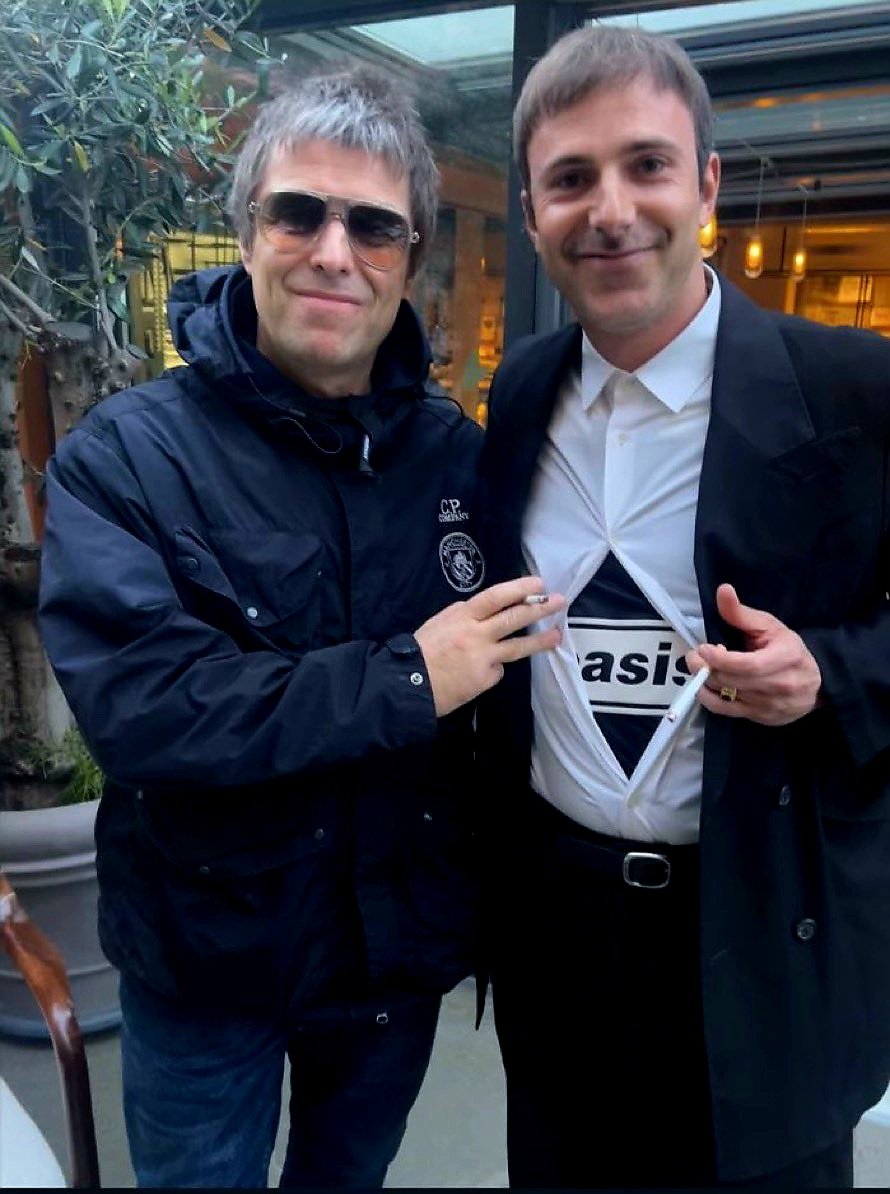 LIAM GALLAGHER WITH A SUPERFAN IN ROME TODAY 🇮🇹