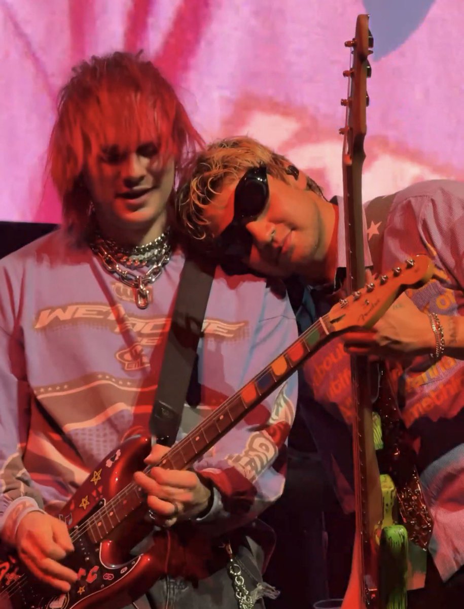 laura 🍒 卌 tweet media