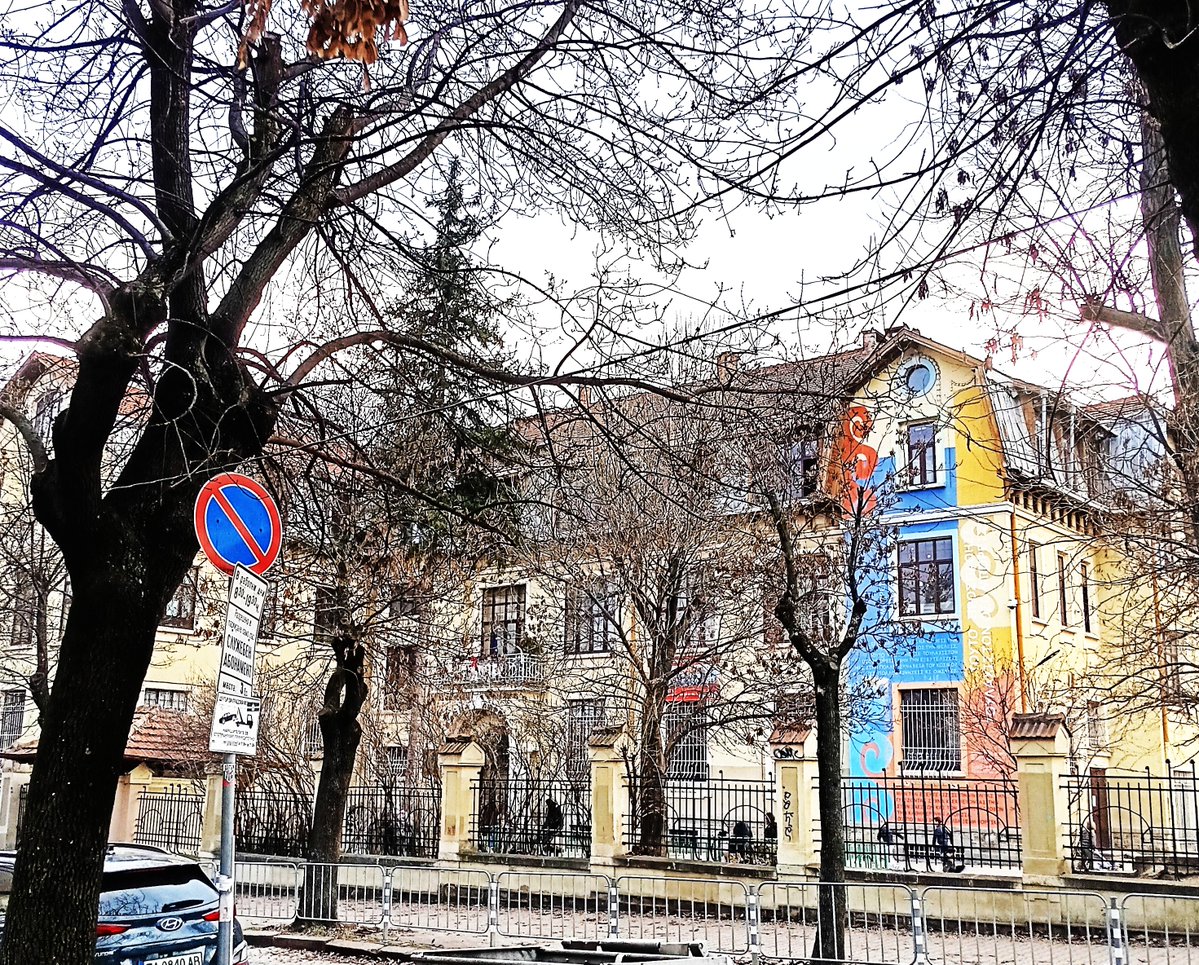 SalidaSol's tweet image. My primary school... Something inside me 
comes alive
as I watch the children play.
It’s as if my parents were still waiting for me 
with flower bouquets
on my first school day.
#micropoetry (@SalidaSol)
#school