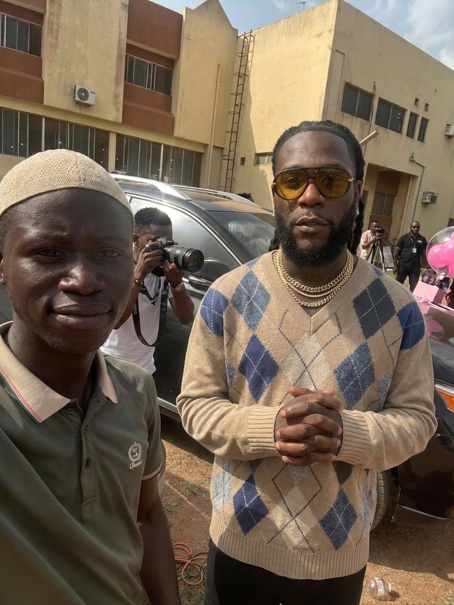 yinkusgraphics's tweet photo. Thanks for coming Mr. Burna 🤍 
To LAUTECH convocation 🎓 https://t.co/wabigHABkJ