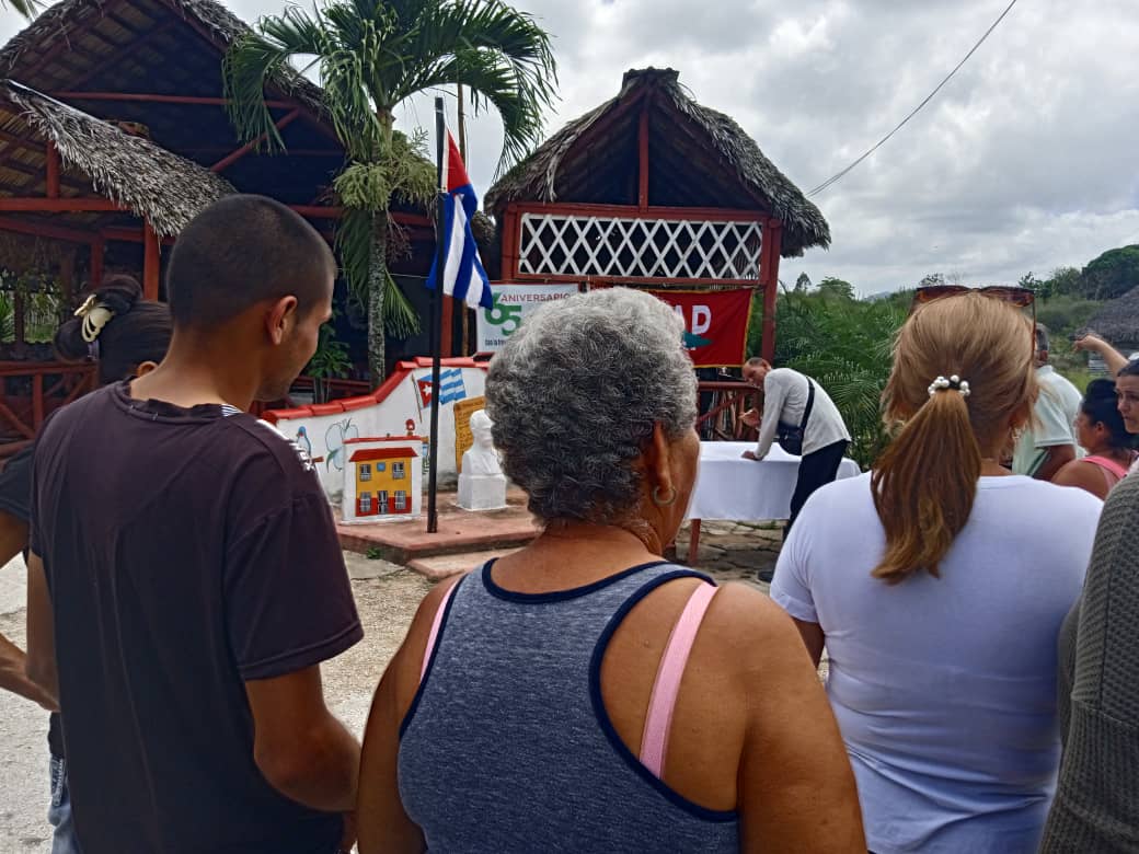 #AnapVillaClara
Campesinos de la CCS Juan Vitalio Acuña en Manicaragua plasman #MiFirmaPorLaParria como muestra del compromiso del campesinado con la Patria y la Revolución.
Los campesinos no le fallaremos a nuestro Presidente 
Miguel Diaz Canel.
#MiFirmaPorLaParria 
#AnapCuba