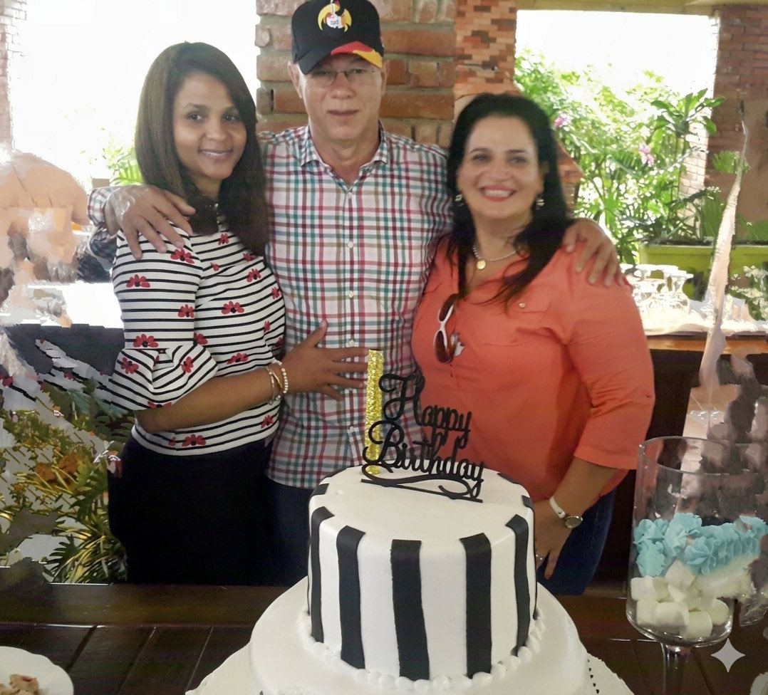 ¡Feliz cumpleaños, querido Profesor Izquierdo! 🎂
En nombre de mi familia y el mío, celebramos su vida. Más allá de su sabiduría, valoramos al extraordinario ser humano que es. Que este año le sobre salud y alegría. ¡Gracias por dejar huella en nuestro corazón! 🎈
Con gratitud,