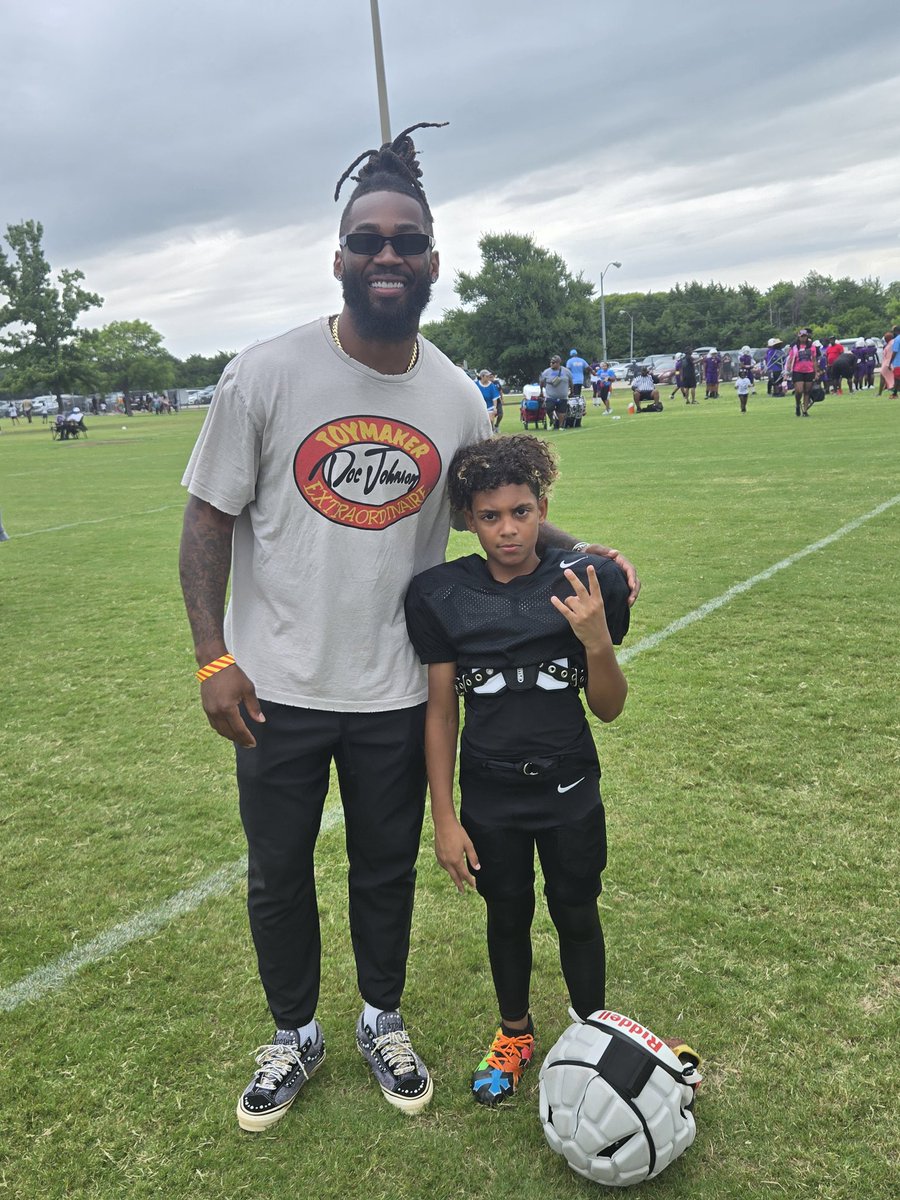 phillyboyfromtx's tweet photo. Jalen Mills &amp; my son SWEET FEET 🤫 #flyeaglesfly!!! https://t.co/luhKgzA7K8