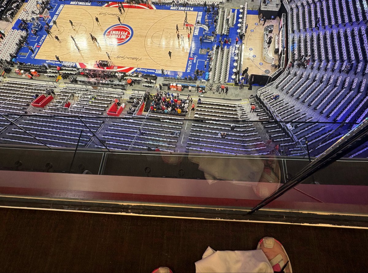 ashbash15024's tweet image. Omg I’m gonna pee myself lol 

I’m afraid of heights holy fucccccc this gondola seat is like above the entire lower bowl but in front of all of the 200 upper bowl seats 😭 😭 

#DetroitBasketball