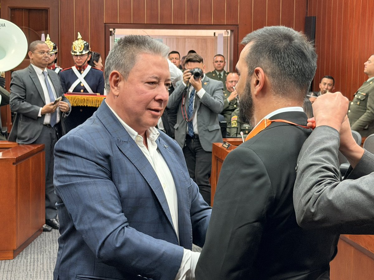 ComisionSegunda's tweet photo. #Ahora | El Ballet Nacional El Firulete fue condecorado con la Orden del Congreso de la República en grado de “Comendador”, en el marco de su 25º aniversario.

Desde la Comisión Segunda reconocemos su compromiso con la cultura y el arte como ejemplo de dedicación y aporte al país https://t.co/OcdJhFTpyZ
