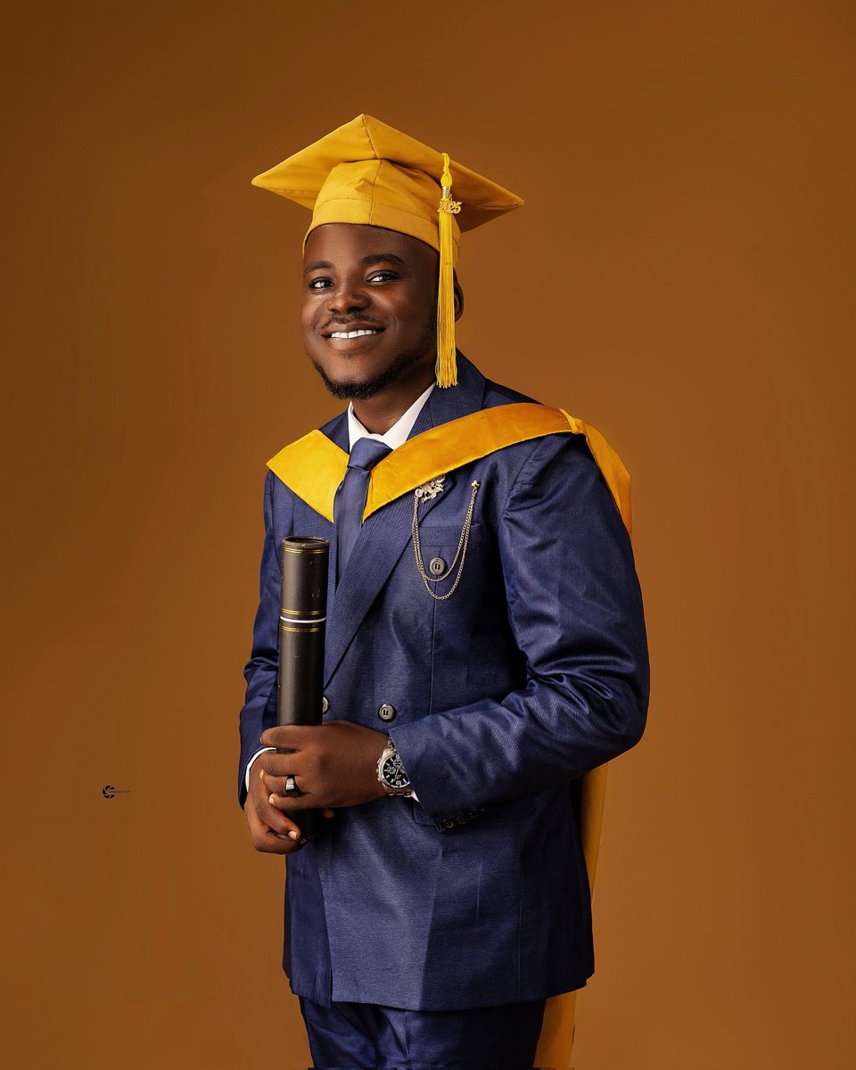 Adeoluwaa23's tweet image. Today, I close a chapter that quietly shaped me into the man I am becoming And above all, I have seen God’s hand through it all. In the delays, in the breakthroughs, in the strength I didn’t even know I had. 

This is  not the end but the beginning of another journey!!🎓✨