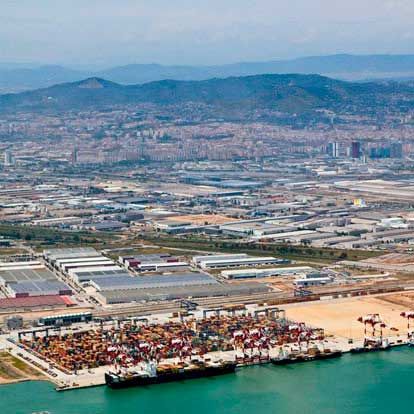 informatiu's tweet image. #Transport | La Zona d'Activitats Logístiques (ZAL) del #Port de #Barcelona s'ha quedat petita: ja no hi ha sòl disponible i la demanda és molt alta. Per això, es negocia amb la Generalitat com créixer fora del recinte portuari via @exp_catalunya

buff.ly/sLTjrvd