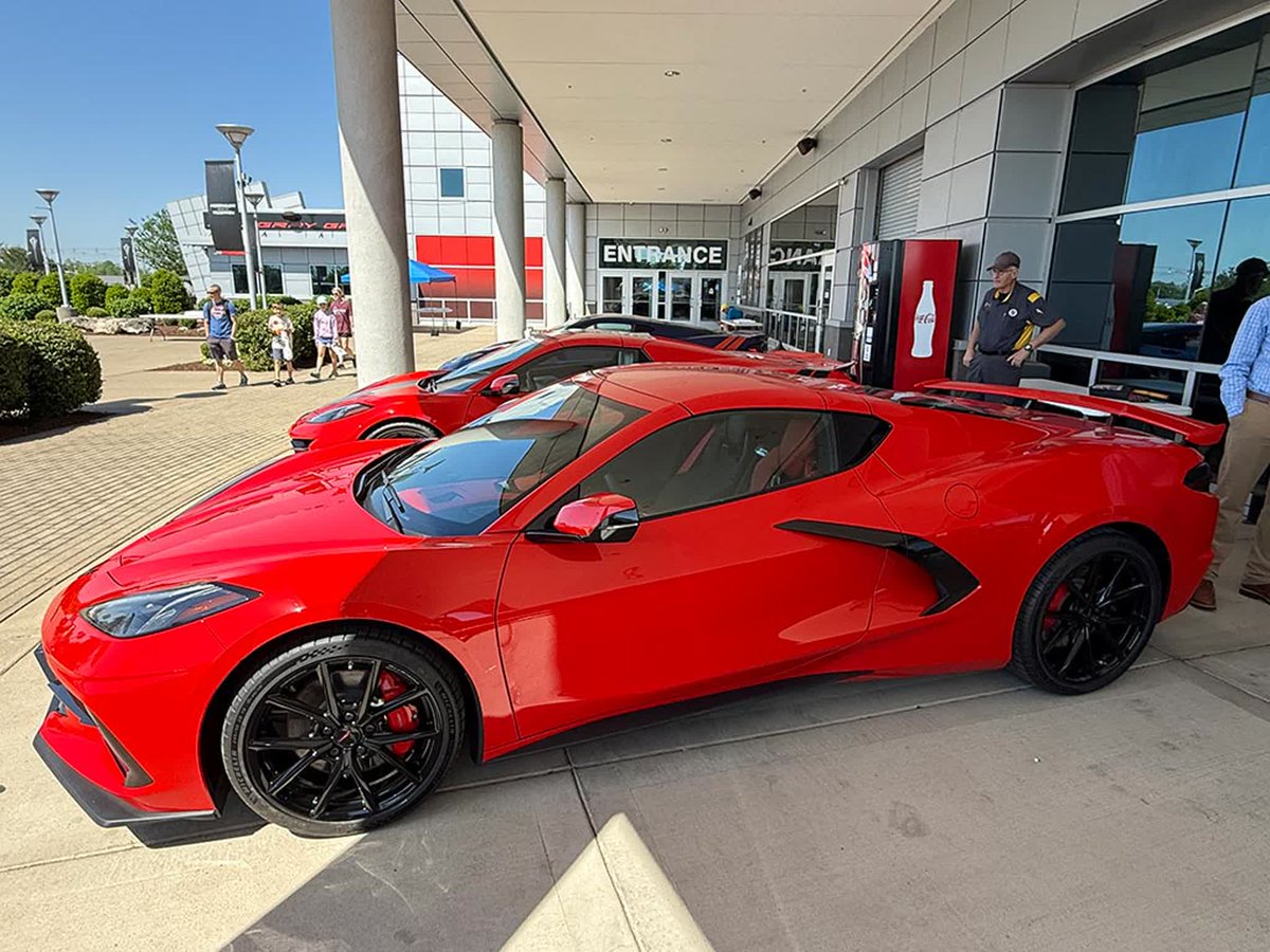 CorvetteBlogger's tweet image. [PICS] The 2027 Stingray's New QE6 Gloss Black 10-Spoke Wheels Debut at the NCM Bash corvetteblogger.com/2026/04/22/pic… #Corvette @corvettemuseum