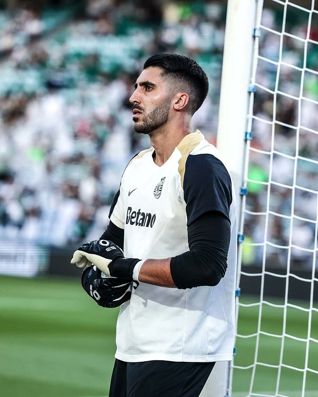 Salvou-nos no último minuto.
Num jogo onde até ele teve que pôr ligaduras.

Se isto ia a prolongamento, morria lá gente.
Mas agora nada disso interessa.
Estamos no Jamoorrrr 💚💚