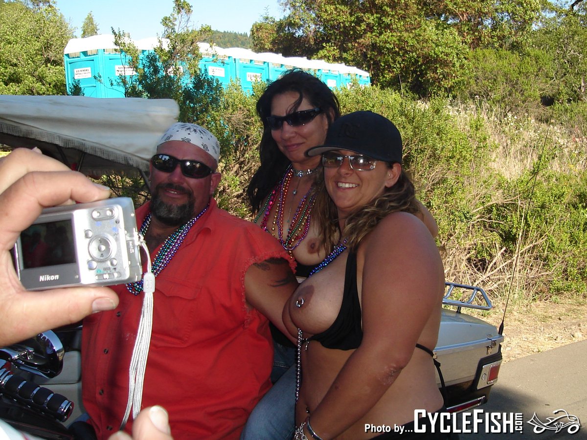 CycleFishEvents's tweet photo. More fine ladies from https://t.co/LnWgOlNJEn who just can't help but to Whip Them Out when they see a camera.
#tittyflashing #flashinginpublic https://t.co/NnkNEe5Xbr