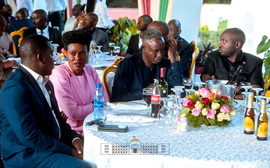 Dans la soirée de ce 22/4 au Palais de <a href="/Gitega/">Province Gitega</a>, SE <a href="/GeneralNeva/">SE Evariste Ndayishimiye</a>, accompagné de SE <a href="/Burundi1stLady/">Angeline Ndayishimiye Ndayubaha</a>, a partagé un moment convivial et fraternel avec les responsables des partis politiques agréés au Burundi, arrosant la cohésion politique déjà encrée entre différents partis