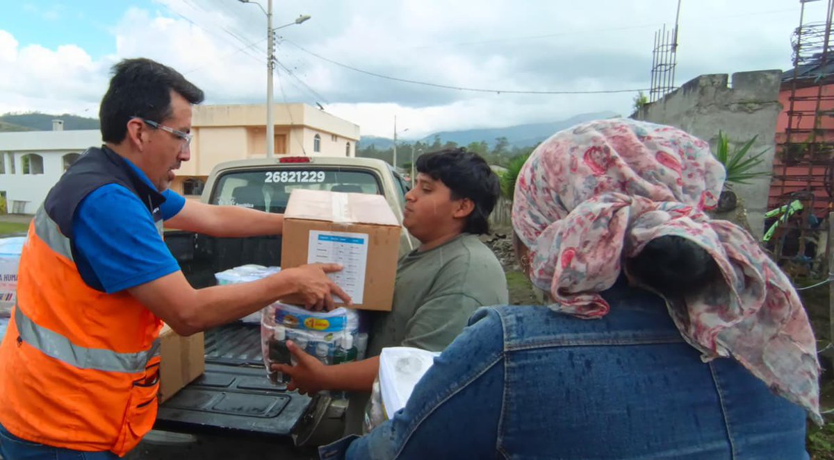 Riesgos_Ec's tweet photo. 📍 #Imbabura | Cotacachi

Atendimos a familias afectadas por un vendaval en el sector La Calera, parroquia San Francisco, con la entrega de asistencia humanitaria en territorio.

El Gobierno Nacional, liderado por el presidente Daniel Noboa, está junto a la gente. A través de la Secretaría Nacional de Gestión de Riesgos, continuamos brindando apoyo oportuno a quienes enfrentan emergencias.

Seguimos en territorio, acompañando a nuestra gente y protegiendo vidas. 🇪🇨

#ElNuevoEcuador