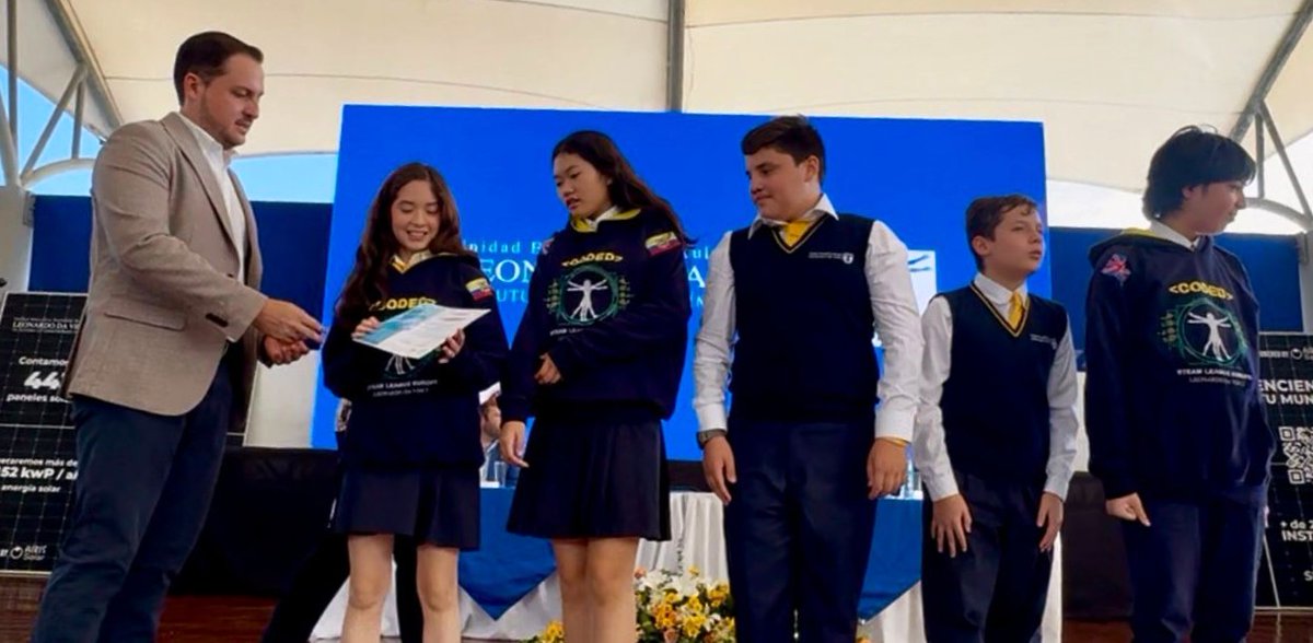 EducacionZ4_Ec's tweet photo. [MANTA] Participamos en el inicio del año lectivo 2026–2027 de la Unidad Educativa Particular Leonardo Da Vinci, donde se presentó un innovador proyecto de paneles solares, iniciativa que promueve sostenibilidad y fortalece su infraestructura educativa. 🌞📚

#ElNuevoEcuador https://t.co/r2XWL73et3