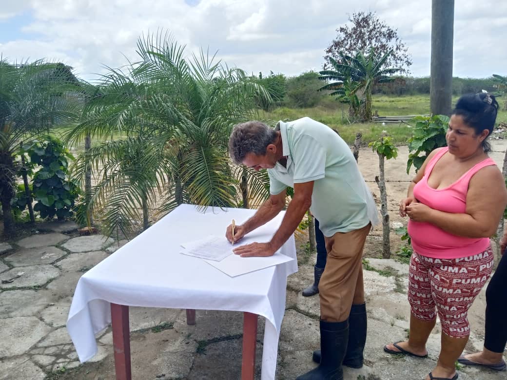#AnapVillaClara
Nuestros campesinos comprometidos con la Revolución.
Con una respuesta irrefutable del campesinado se realizó, en Manicaragua la Firma de nuestros campesinos en defensa de la patria
#MiFirmaPorLaParria
#AnapCuba