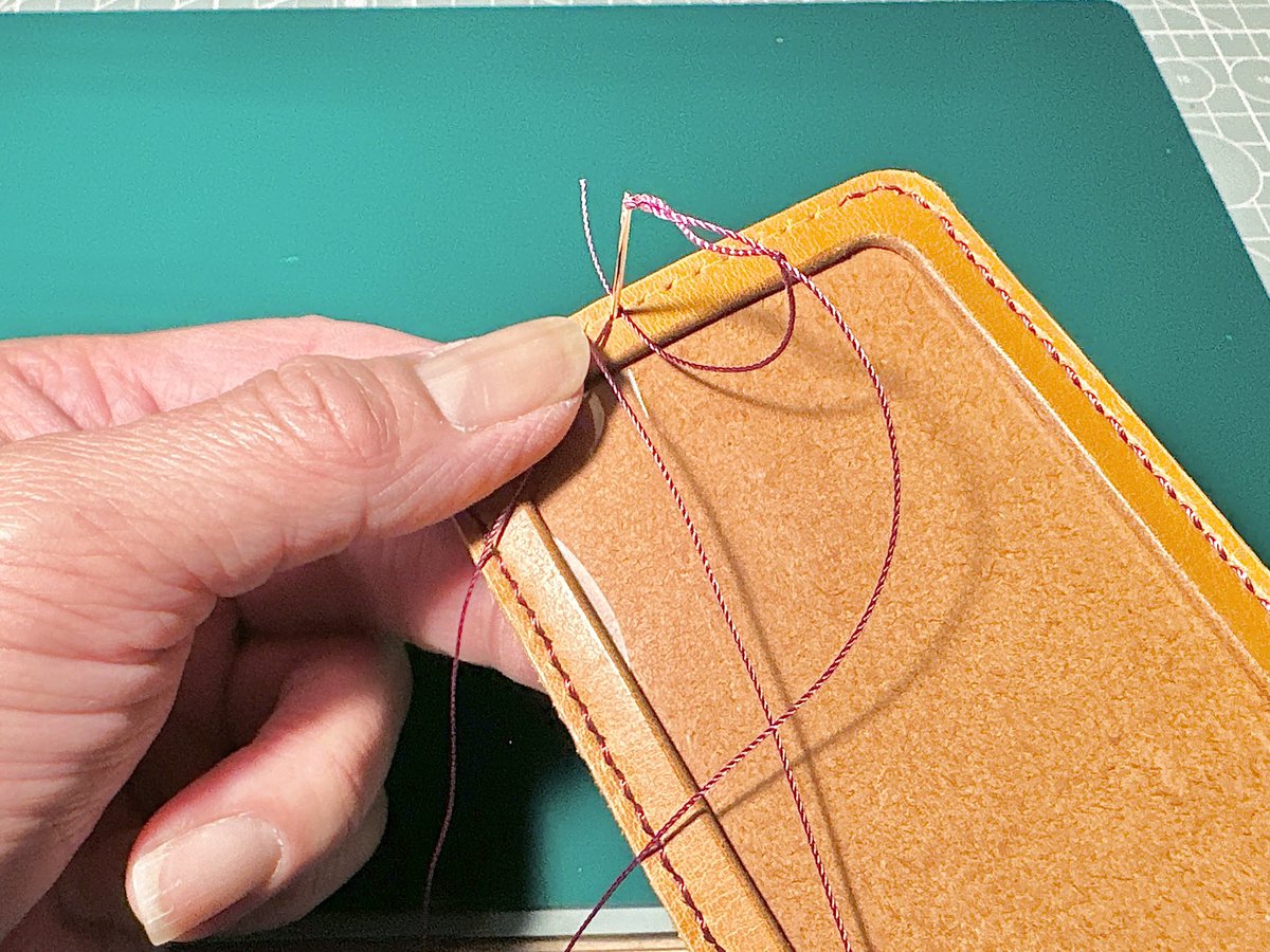 yutaro0310's tweet image. 皆さん、おはようございます😊
先日の身分証入れの製作工程の写真です👍🏻
チクチク手縫いです🪡
この手縫いの工程、僕は結構好きです😊
#レザークラフト #leathercraft #革