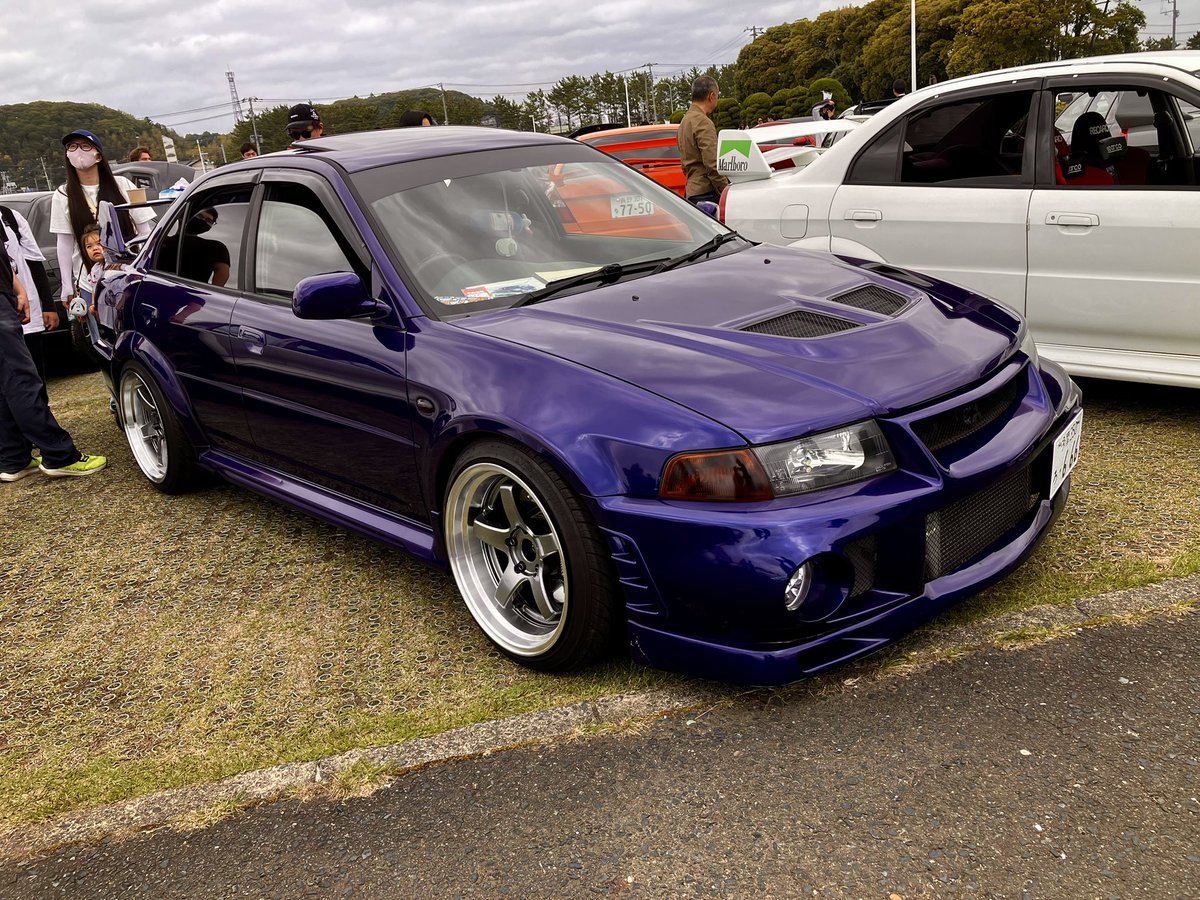 You-each-low tweet media