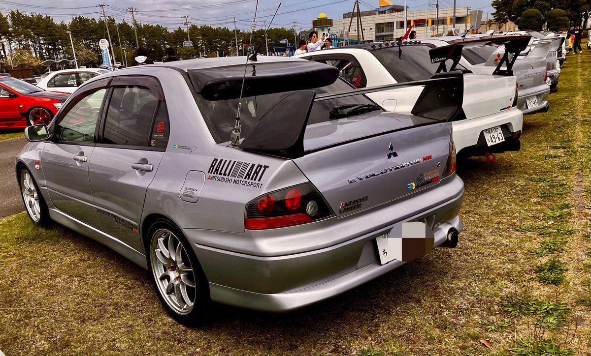 You-each-low tweet media