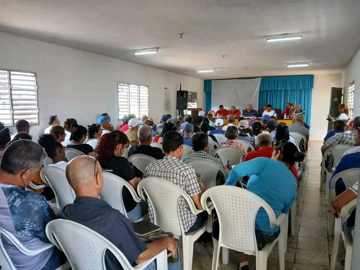 #AnapVillaClara
Encuentro en Quemado de Guines  del Primer Viceministro Jorge Luis Tapia con Cooperativas, los representantes de la Ley SAN y los factores del territorio, para comprobar la marcha de esta ley en el municipio declarado Piloto en #VillaClara
#AnapCuba