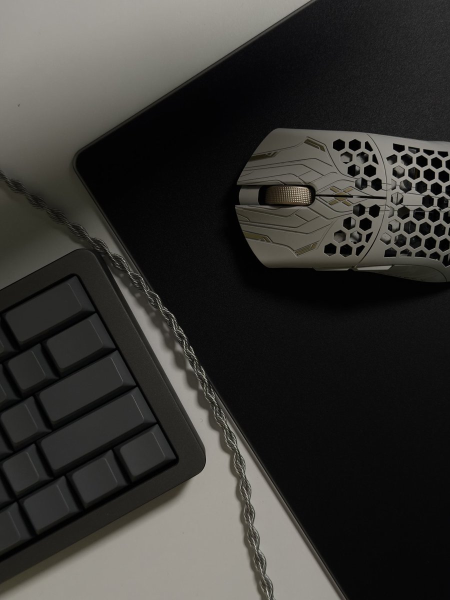 I cant believe how far mouse technology has come.. what do you mean your mouse is less than 20g and still has top performance? I need a fenrir asym so bad... 😆
#desksetup