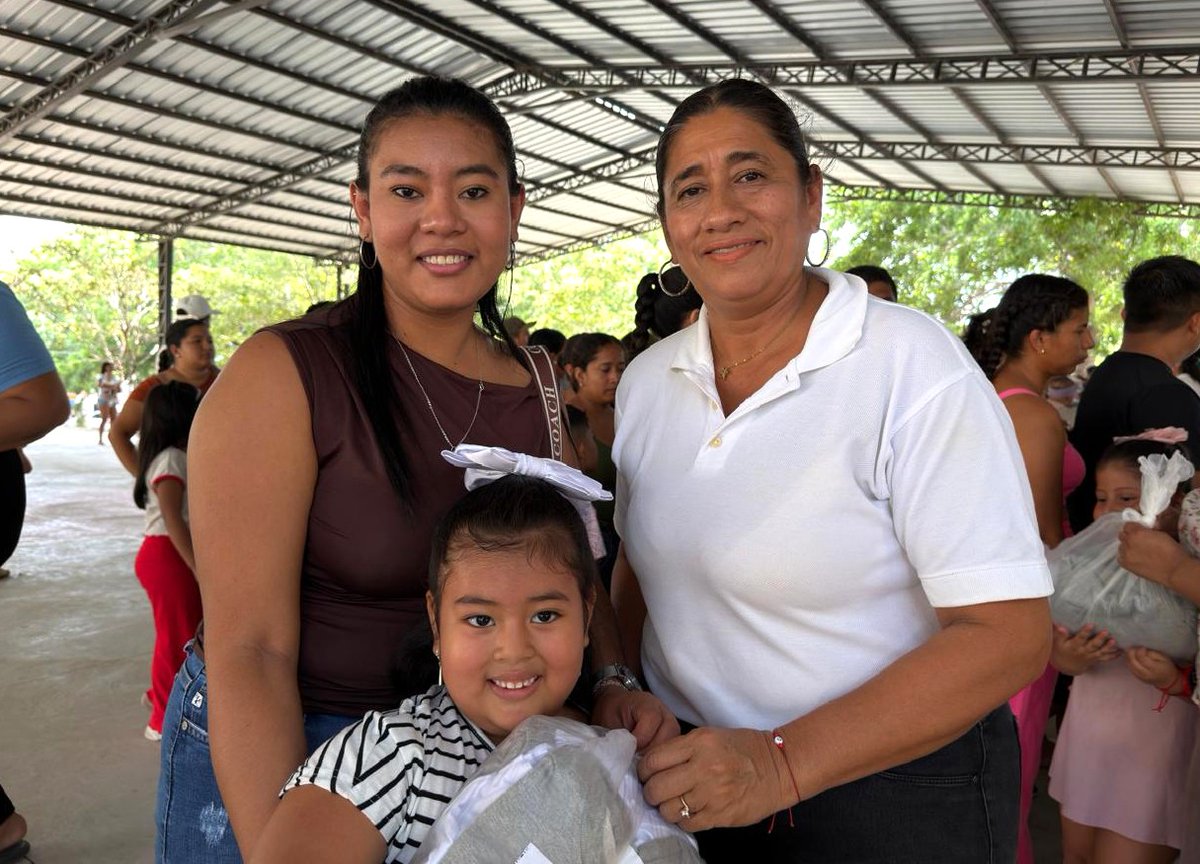 EducacionZ4_Ec's tweet photo. [ROCAFUERTE] Entregamos uniformes escolares 👕👖 en la Unidad Educativa José Aquiles Valencia Delgado, con el apoyo de docentes y la participación de padres de familia.

La iniciativa llega a más de 1.200 estudiantes, fortaleciendo su proceso educativo. 👦📚👧

#ElNuevoEcuador https://t.co/8a7wjwhx8l