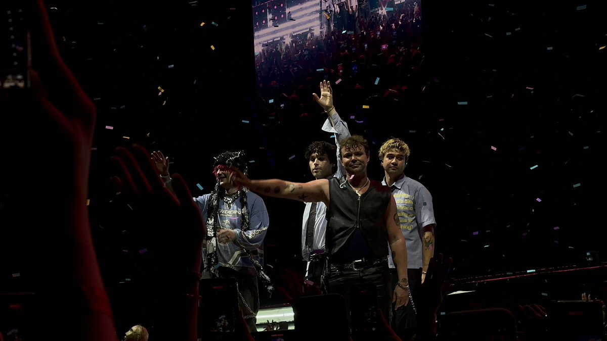 xcvthem's tweet photo. one of the best shows of my entire life  #5soslodz https://t.co/PJWGkH44EX