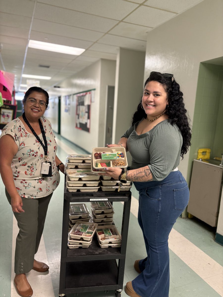 Literacy_AWE's tweet image. Even during Administrative Professionals Week, these two amazing ladies went above and beyond—helping Ms. Reynolds celebrate our teachers with “Teaching Fuel” snacks! 🍎 Your support never goes unnoticed.#Teamwork #TeacherAppreciation @BCPSNorthRegion @AWEPrincipal @BCPSSantana