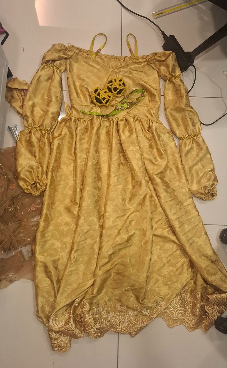 inniezinnie's tweet photo. Padme's naboo meadow dress WIP!!!! nearly halfway done 😮‍💨

#starwars 🌑 https://t.co/h5MtVdSYPA