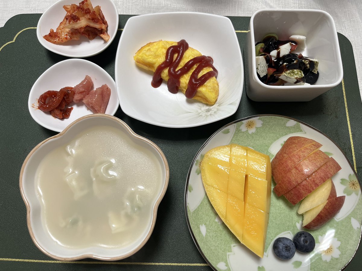 [04.23]
물만두국, 김치, 오징어젓갈, 명랏젓갈, 오믈렛, 모짜렐라 치즈샐러드(+매생이두부), 망고, 사과, 블루베리
