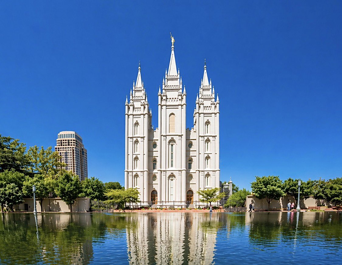 1981Sanctuaries's tweet image. Admiring the striking Neo-Gothic details of the Salt Lake Temple today. Between the pointed arches and those six iconic spires, the verticality of the design is truly breathtaking against the Utah sky.  #Architecture #SaltLakeCity #NeoGothic #TempleSquare
