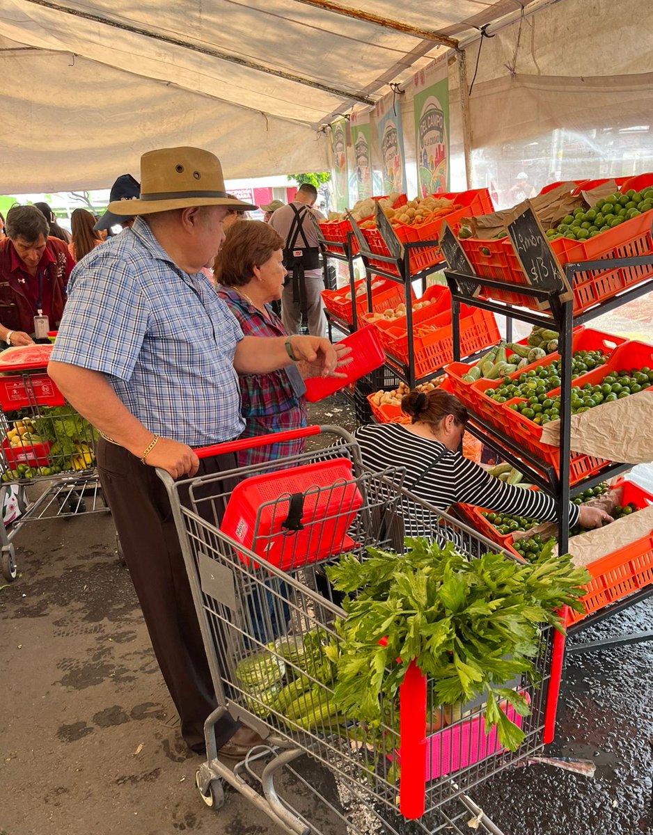 Direj_PCGAM's tweet photo. ✌️🥑 Del campo a tu hogar, sin intermediarios
“Campo a la Ciudad” estuvo en #Malacates  y #SanJuanDeAragón 6ta. Sección, acercando frutas, legumbres, granos y quesos 🧀🍉 a precios accesibles.
🌱 El @GobCDMX conecta el campo con las familias.

#CapitalDeLaTransformación https://t.co/G9EQriFGd0