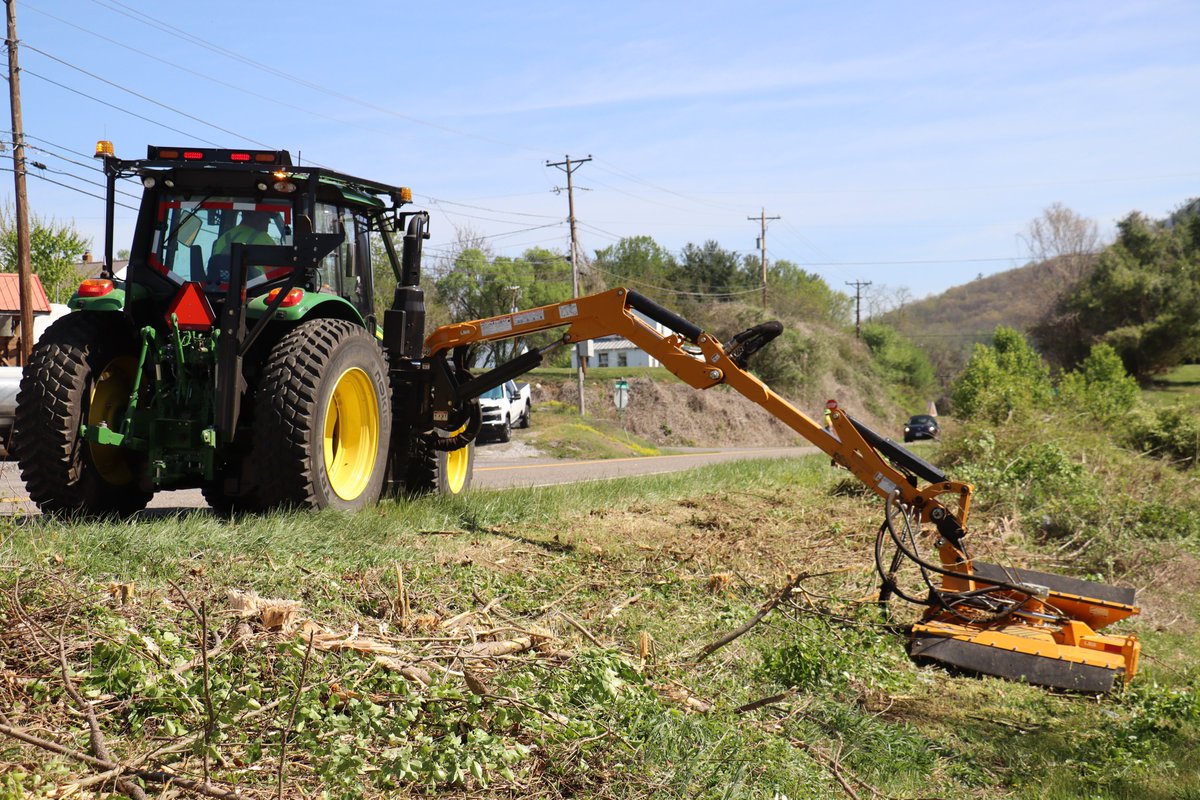 VaDOTSalem's tweet photo. #WORKZONES like this one on Ripplemeade Road where our #VDOT Pearisburg Area Headquarters was cutting brush last week in @GilesCoVa depend on your actions behind the wheel to keep them safe so they can make the road safe for you to travel on. #NWZAW #NationalWorkZoneAwarenessWeek https://t.co/F7ePsl49Ys