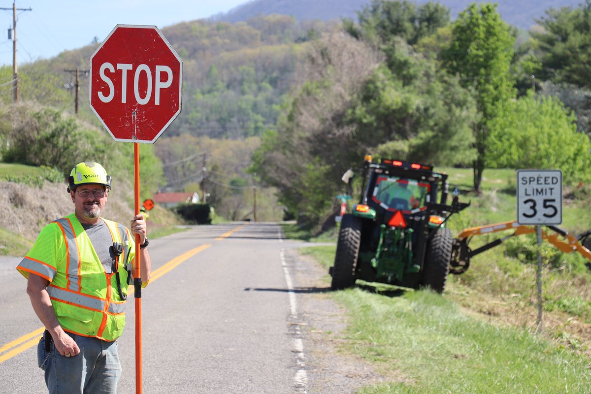 VaDOTSalem's tweet photo. #WORKZONES like this one on Ripplemeade Road where our #VDOT Pearisburg Area Headquarters was cutting brush last week in @GilesCoVa depend on your actions behind the wheel to keep them safe so they can make the road safe for you to travel on. #NWZAW #NationalWorkZoneAwarenessWeek https://t.co/F7ePsl49Ys