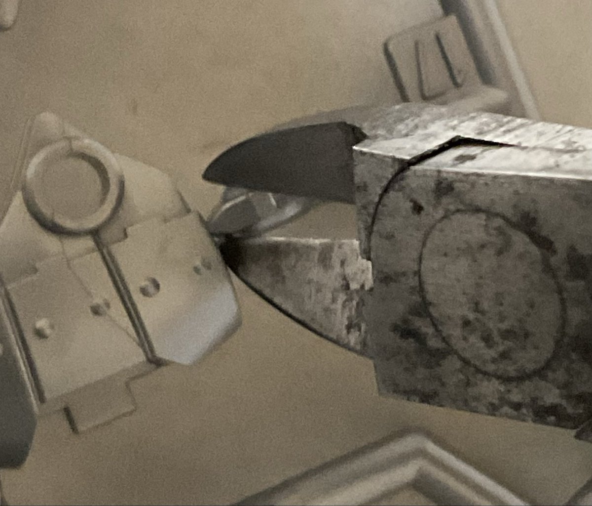 二度切りするならランナーから切り離す時に
ニッパーの向きを逆にしたほうがいいって話を色んな人にしたけど
「はぁ？」って返答ばっか返ってくるんだな
2枚目みたいに逆に向けてみて
誰かわかってくれる人おらんかな😭