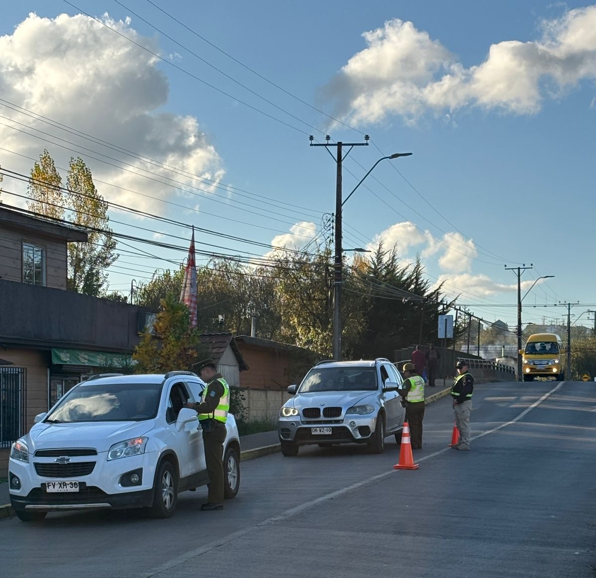 CarabAraucania's tweet image. #Victoria: Carabineros de la 4ª Comisaría realizan controles masivos en el sector norte de la comuna, con el objetivo de reforzar la seguridad y prevenir delitos.
#OrdenyPatria