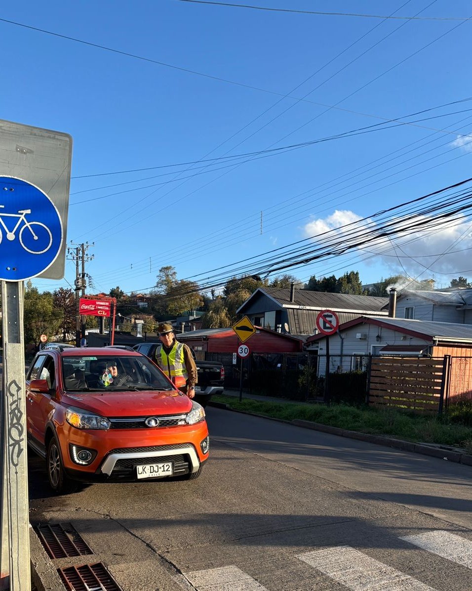 CarabAraucania's tweet image. #Victoria: Carabineros de la 4ª Comisaría realizan controles masivos en el sector norte de la comuna, con el objetivo de reforzar la seguridad y prevenir delitos.
#OrdenyPatria