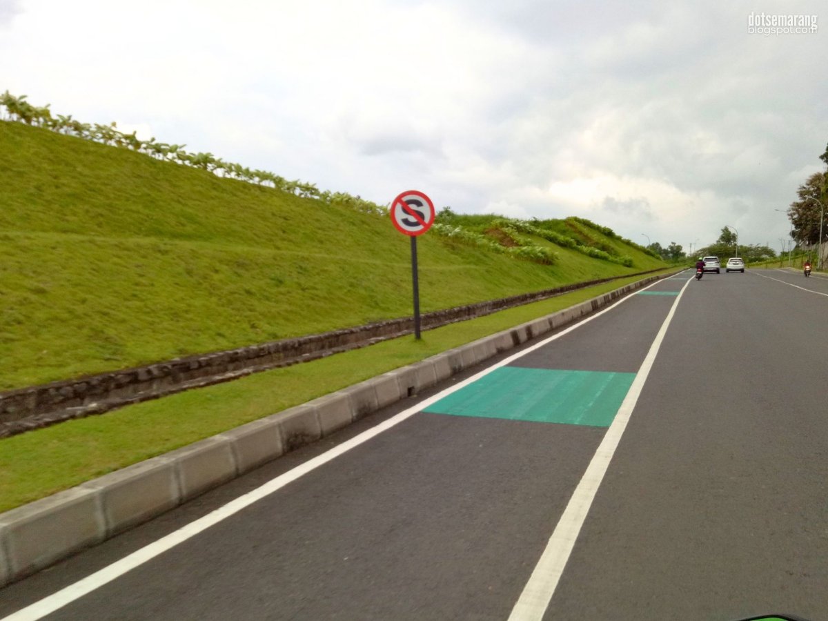 dotsemarang's tweet image. 🚴 Potret Marka Hijau di Jalur Bukit Panorama Jangli Semarang

Pemandangan berbeda kami temukan saat melintas di kawasan Jalan Bukit Panorama, Jangli, Semarang baru-baru ini. Aspal mulus di area perbukitan ini sekarang tampil lebih segar.
📝bit.ly/48iToWt

#blog