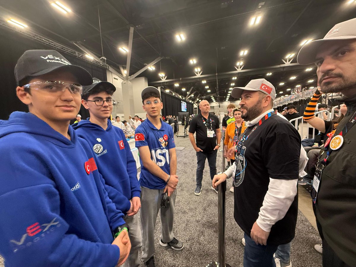 mcandaroglutr's tweet photo. Amerika St. Louis’de düzenlenen VEX Robotics Dünya Şampiyonası’nda ülkemizi temsil eden Arnavutköylü gençlerimizin yanındayız.

Heyecanlarını paylaşmak, bu gurura ortak olmak bizim için çok kıymetli.

Yolunuz açık olsun çocuklar, başarılar diliyorum.🇹🇷 https://t.co/2BA6vrwbsz
