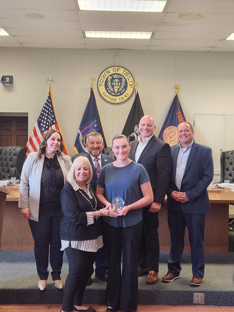 AP_CHS_'s tweet photo. Yesterday I had the opportunity to be present as our senior Hailey Grieve received the Town of Islip Community Service Award. So proud 👏🏻 @ConnetquotCSD @CHSPrincipal_ @TownofIslip https://t.co/mdN7rQnAwO
