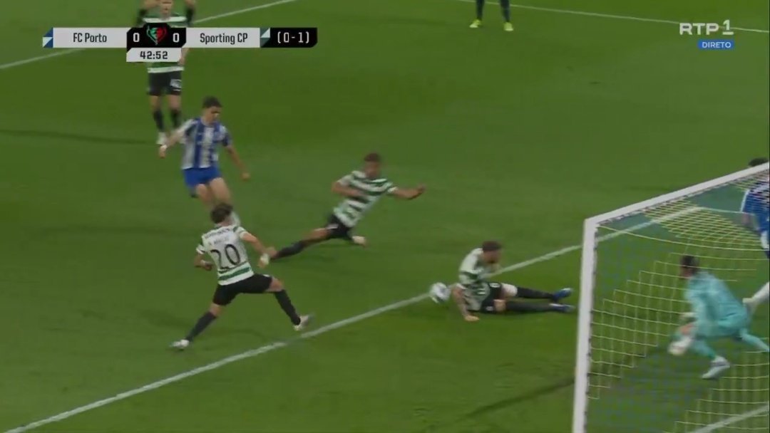 Polémique au Portugal : cette main non sifflée de Zeno Debast dans la surface du Sporting CP face au FC Porto en demi-finale de Coupe du Portugal ! 🤚❌

D'après vous, les Portistas ont des raisons de se plaindre ?