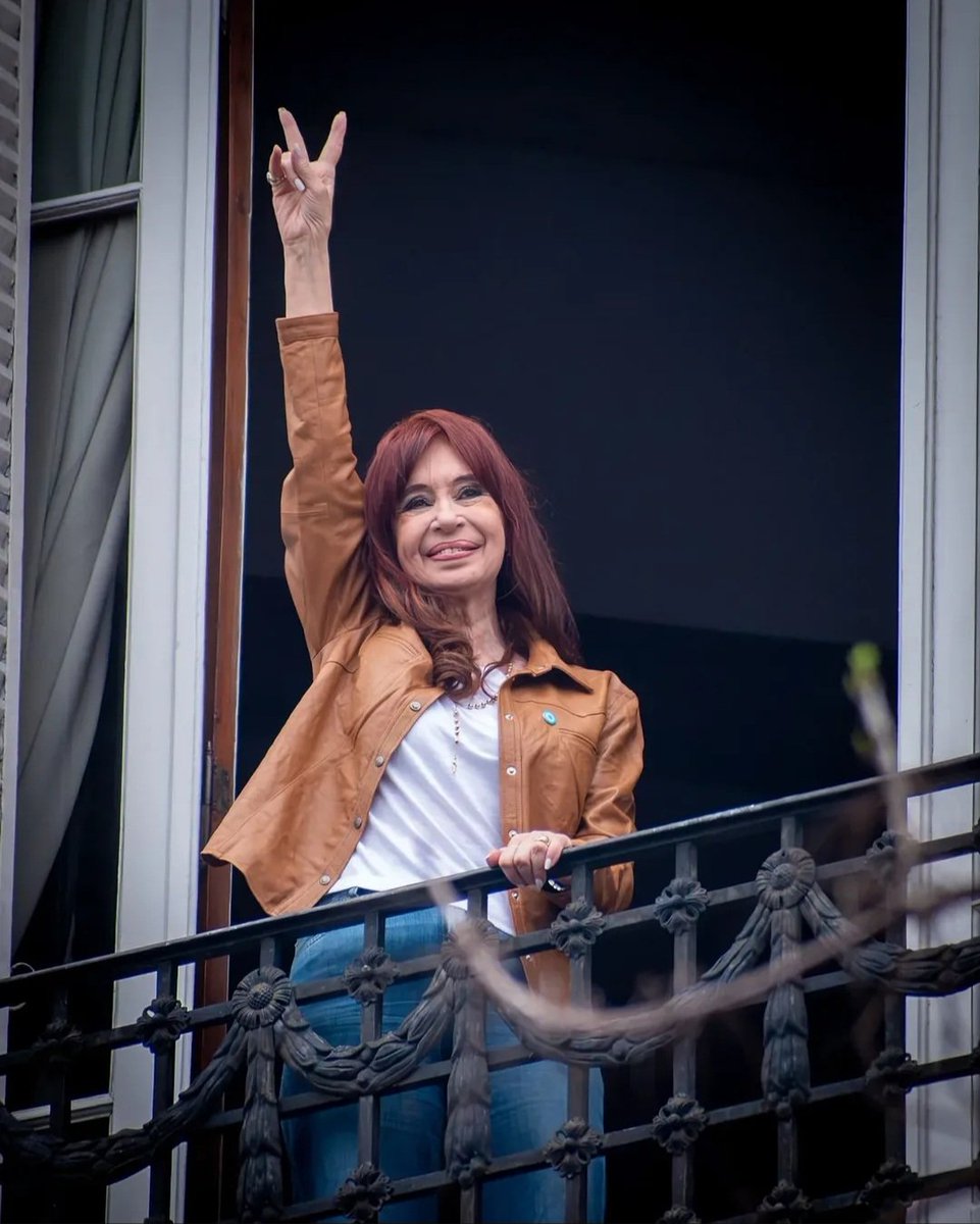 Los mafiosos de Bonadío y Stornelli metían gente presa y solamente la liberaban si declaraban en contra de Cristina.
El delincuente de Stornelli sigue siendo fiscal. Y Cristina, siendo inocente, está presa y proscripta por la mafia judicial.
Cristina Libre, manga de caretas!