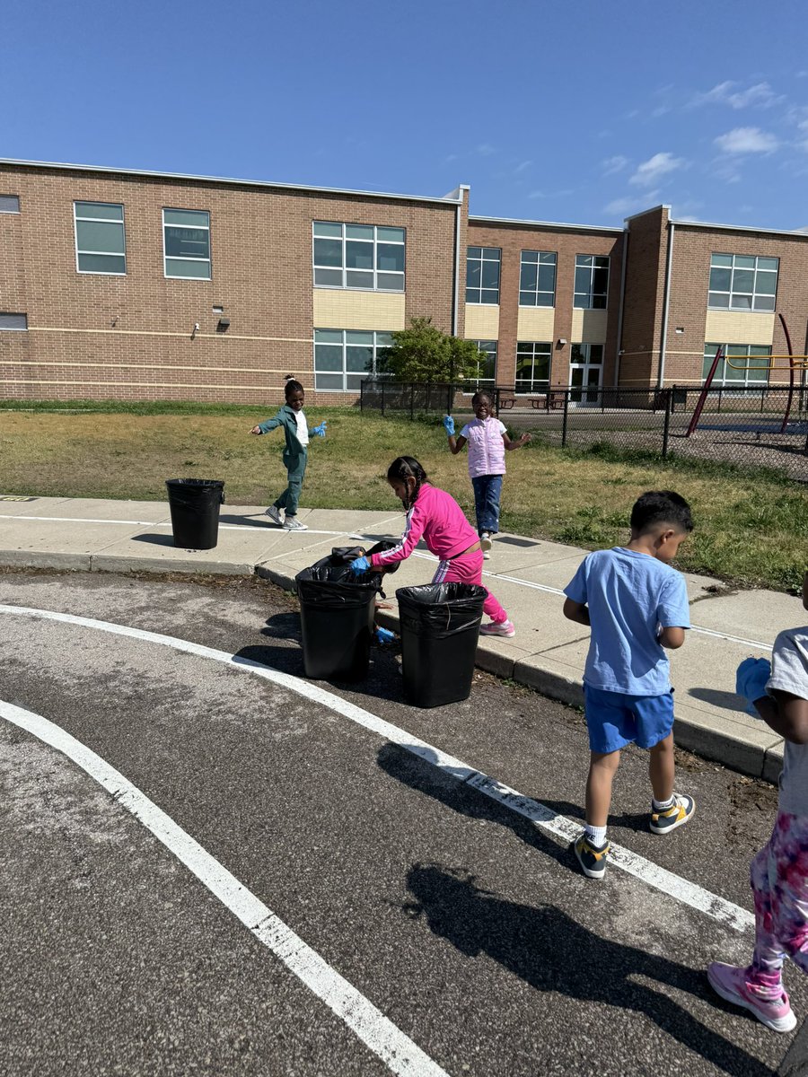 fcsdcompass's tweet photo. Check out some of our Kindergarten students who celebrated Earth Day by cleaning up trash around the playground! 🌎🌳❤️ https://t.co/DBPVBptfNi